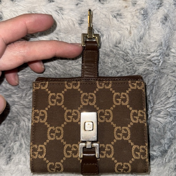 Women’s or Men's Gucci GG monogram canvas Key locking hardware Bi-Fold wallet! - Picture 9 of 17